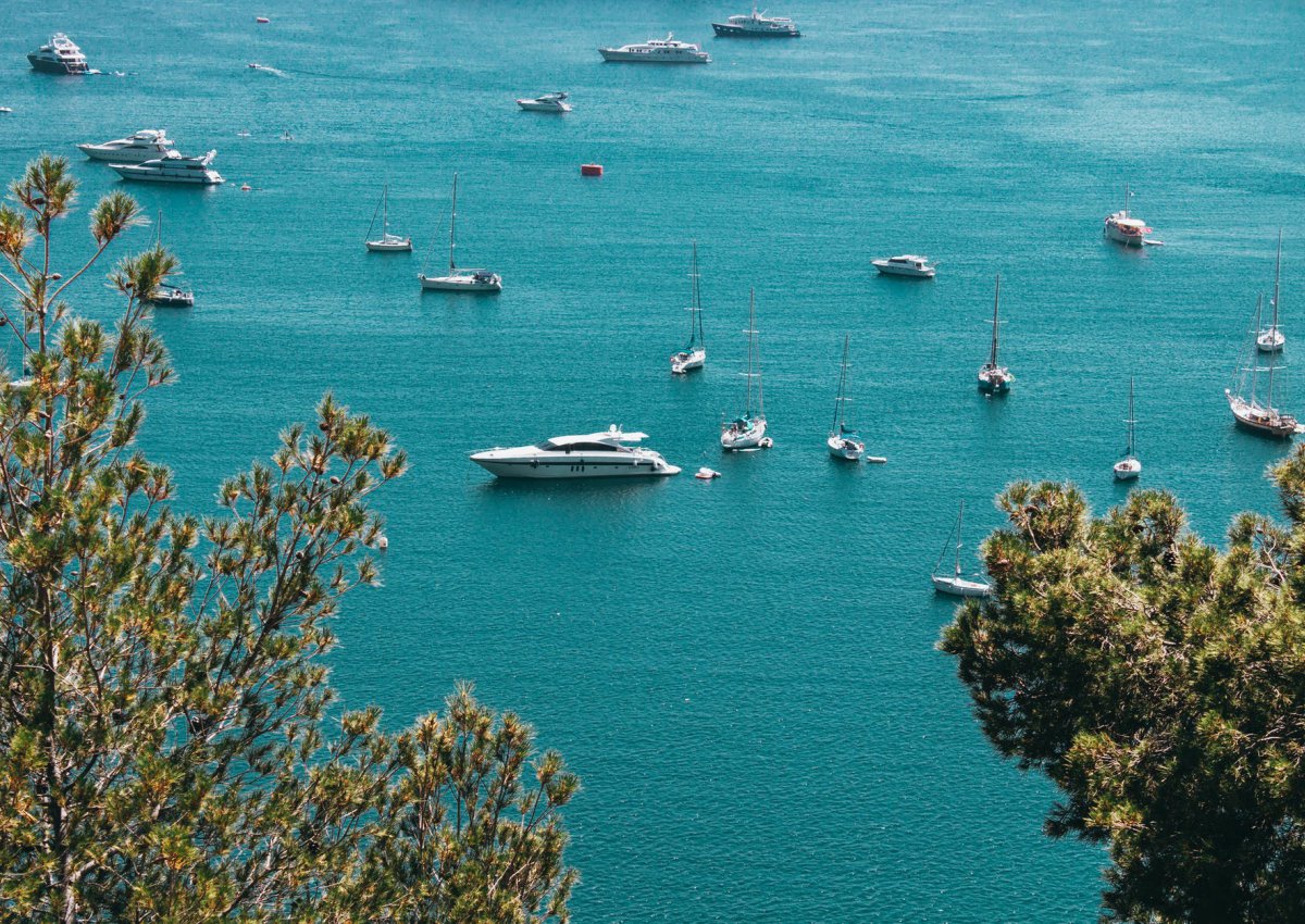 Navegación sostenible: 6 consejos para cuidar el mar durante tu viaje en barco por Ibiza