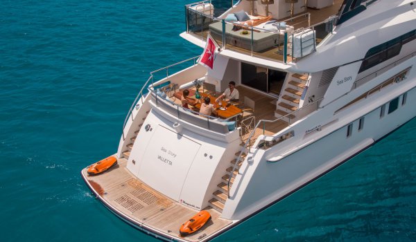 Alquilar un barco en Ibiza ¿con patrón o sin él?