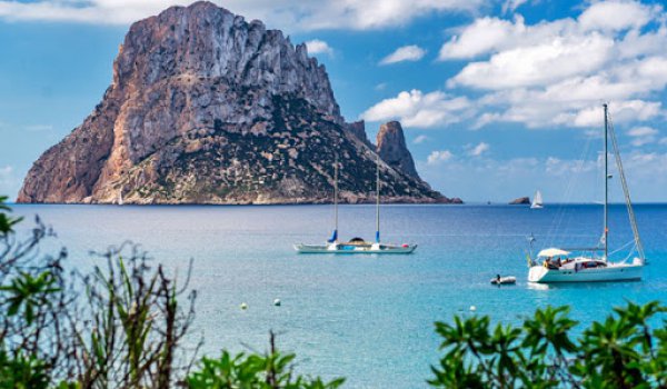 Ruta en barco por los islotes más bellos de Ibiza