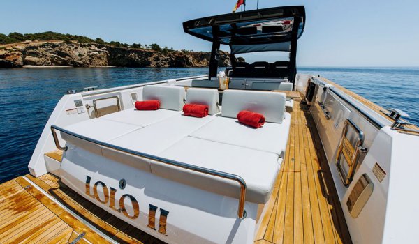 How to upgrade your sailing experience in Ibiza: extra on-board services