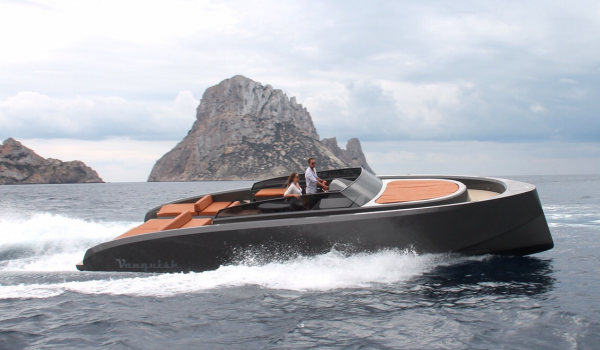 ¿Velero o barco a motor? ¿Cuál elegir para navegar por Ibiza y Formentera?