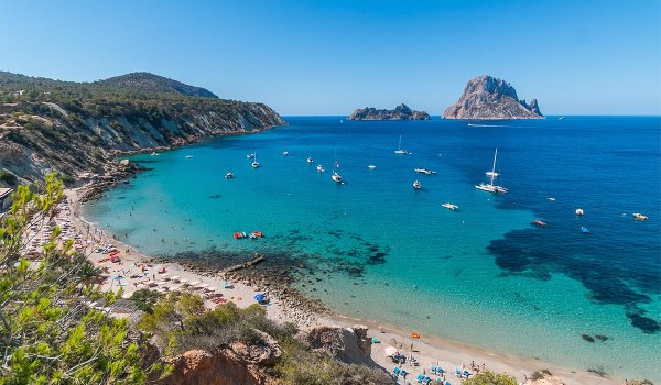 Mejores playas de Ibiza para explorar a bordo