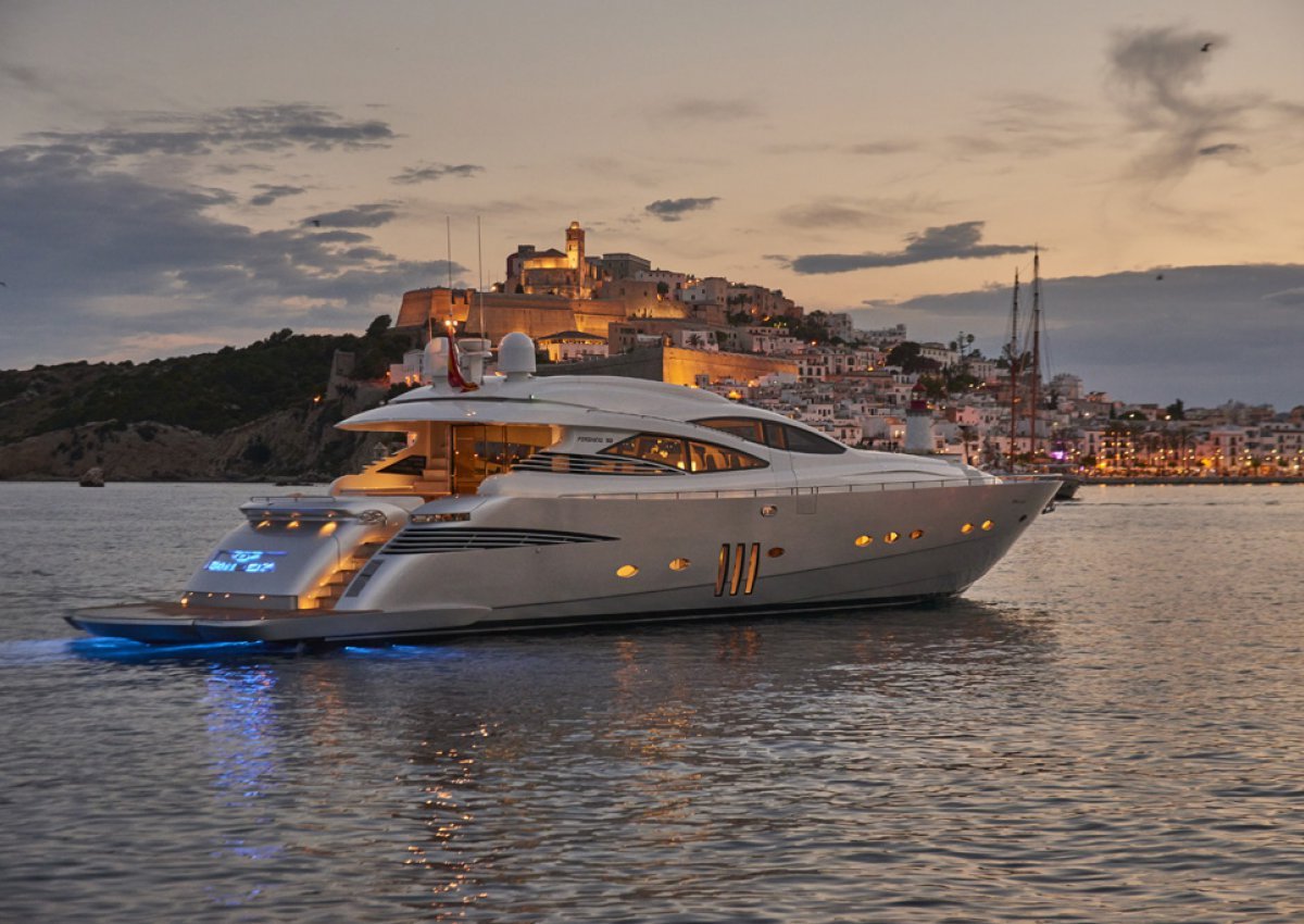 Navegando por Ibiza: la experiencia única de alquilar un barco a motor con patrón