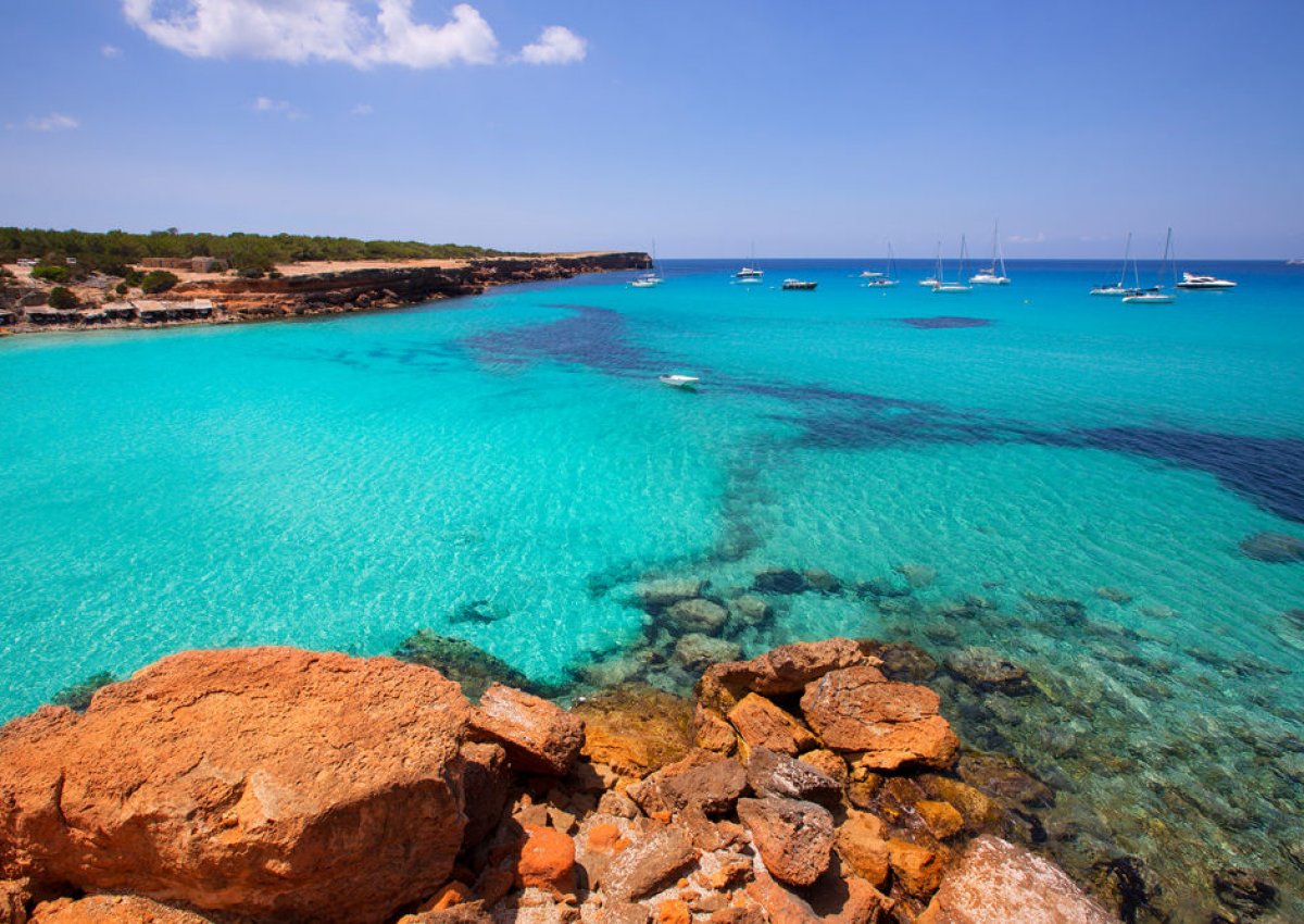 3 razones por las que te encantará pasar tus vacaciones en Ibiza a bordo de un barco