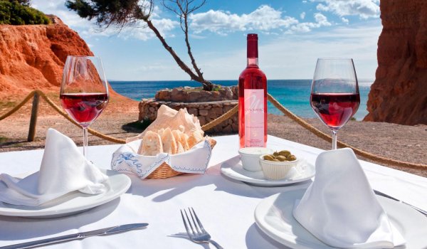 Los platos más típicos y dónde degustarlos al alquilar un barco en Ibiza