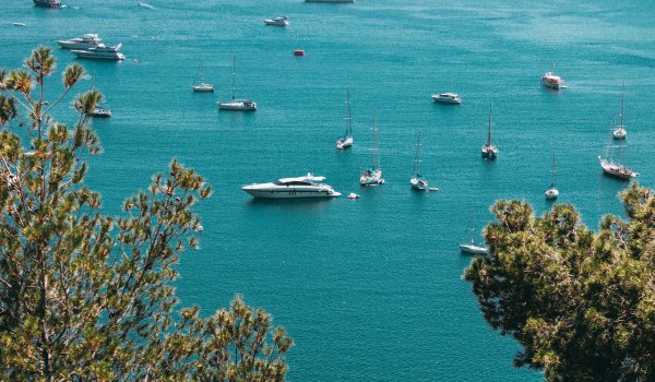 Navegación sostenible: 6 consejos para cuidar el mar durante tu viaje en barco por Ibiza