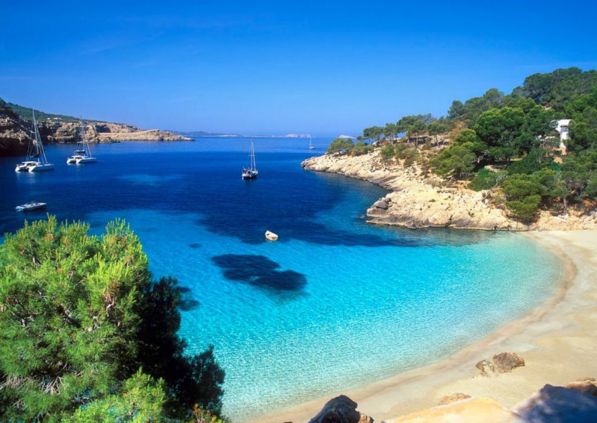 Ruta en barco por las mejores calas del norte de Ibiza