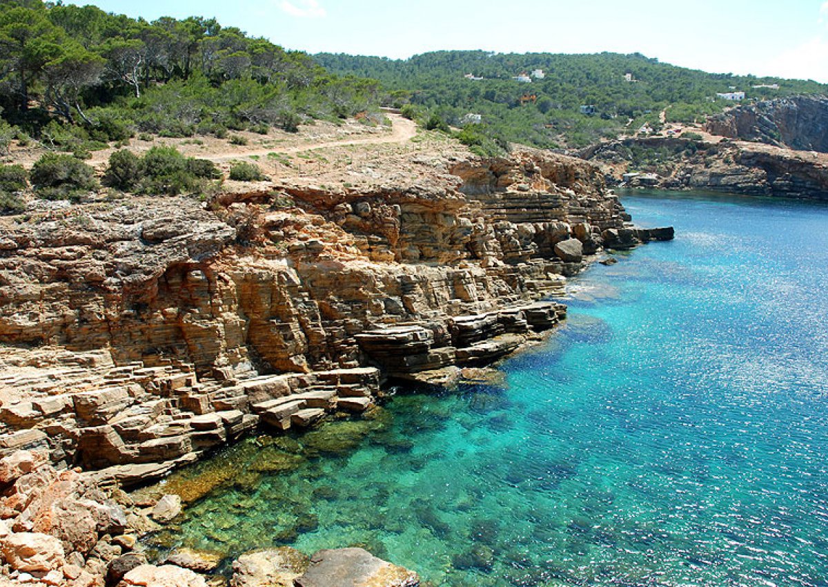 Ruta en barco por las mejores calas del norte de Ibiza