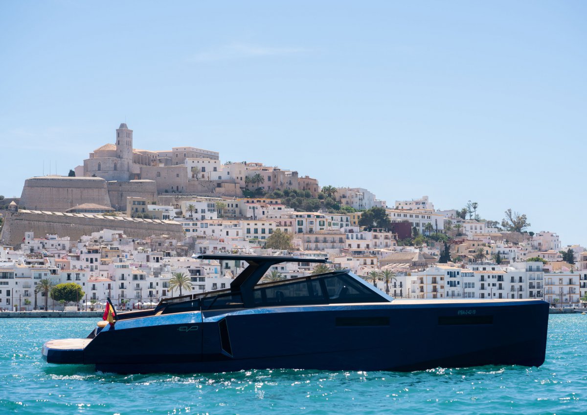 Navegar por Ibiza y Formentera en lancha motora