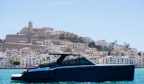 Navegar por Ibiza y Formentera en lancha motora