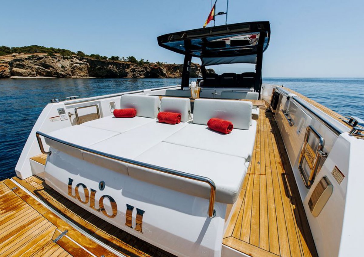 How to upgrade your sailing experience in Ibiza: extra on-board services