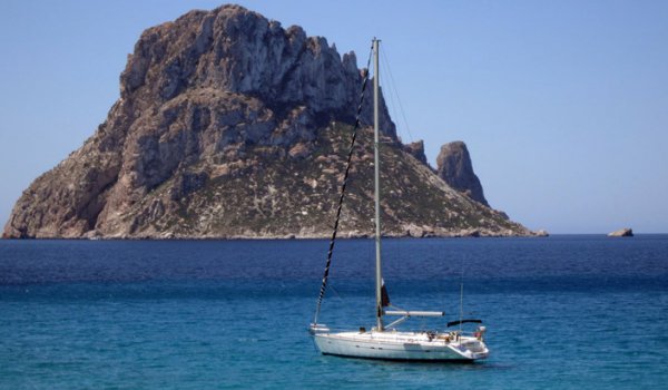 ¿Velero o barco a motor? ¿Cuál elegir para navegar por Ibiza y Formentera?