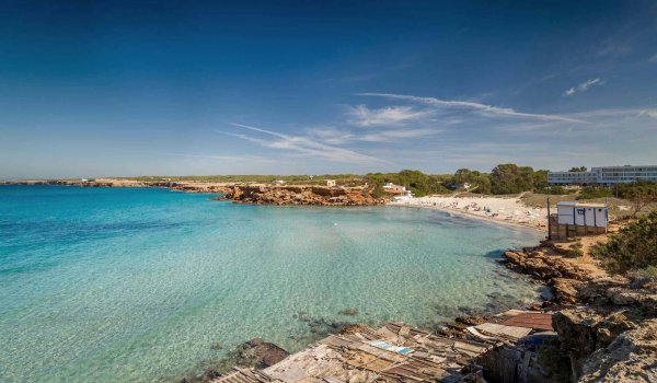 Cala Saona: la playa que no te puedes perder en tu viaje en barco a Formentera