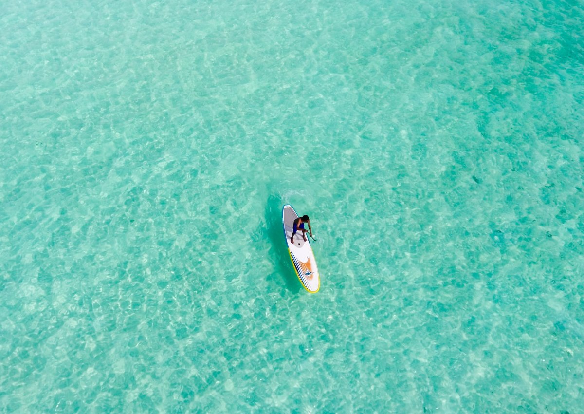 Paddle surf: ¡practica deporte en tus vacaciones en barco en Ibiza!